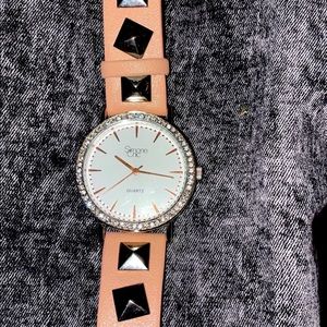 Hey everyone i am selling a watch only used it once for a especial event